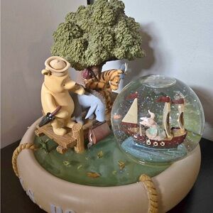 Disney Store Winnie the Pooh snow globe